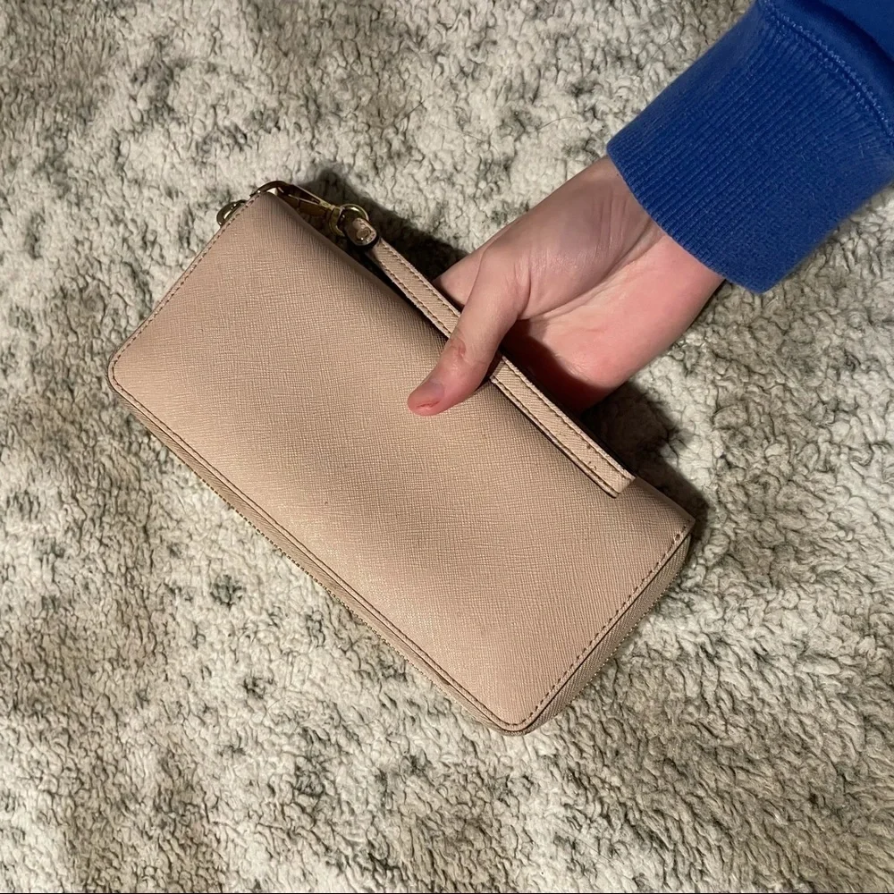 Michael kors wristlet wallet